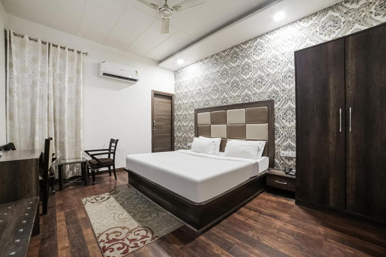 Townhouse Hollywood Heights Hotell Amritsar Exteriör bild